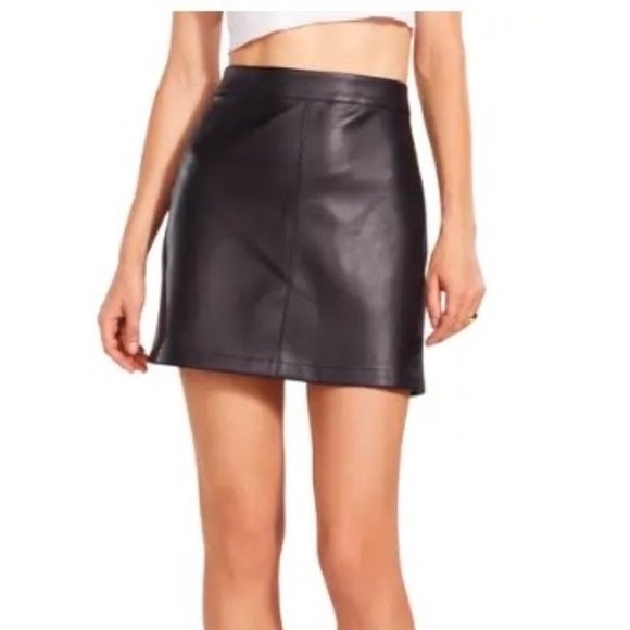 PRICE DROP!!!  BB Dakota Basel Faux Leather Miniskirt Black SIZE 4 - Picture 1 of 10